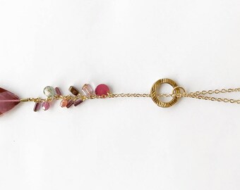 Necklace with feather, jais and beads in stained glass, golden chain