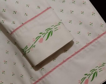A 2 pc.1980's vintage twin sheet set. one flate sheet and one standared pillow case.