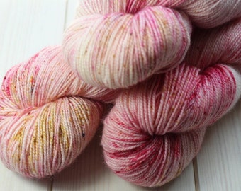 Skein hand dyed - Fingering - superwash Merino and Nylon (75/25) - 100 g / m 425 - petals
