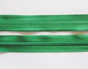 Zipper zips Green