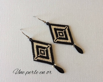 rhodium-plated black and silver miuyki earrings / stainless steel hook / peyote weave /