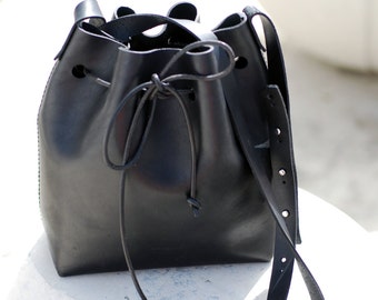 Fri.da- handcrafted leather bucket bag