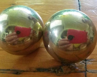 Beautiful vintage 80s round gold tone stud earrings.