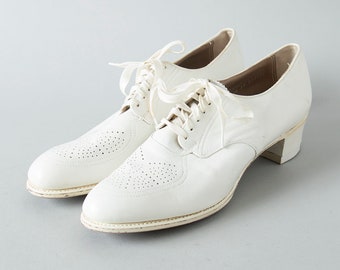 Vintage 1940s Shoes | 40s Oxfords White Leather Lace Up Heels (size 9.5 10)