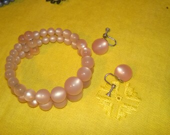 Vintage pink plastic pearl bracelet and earrings