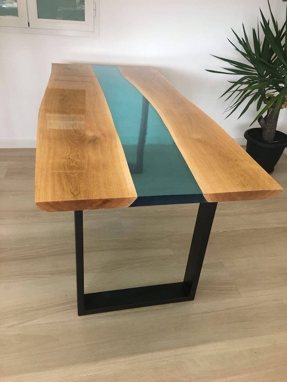Tavolo da pranzo in legno e resina epossidica atossica di Tavolo da pranzo in legno e resina epossidica atossica di