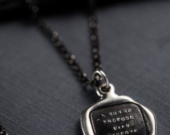 Man proposes, God disposes Wax Seal Necklace in French - 183