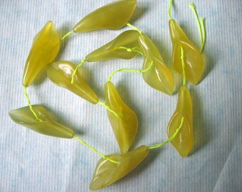 10 Pcs Natural Oliver Jade Calla Lilly Flower Beads 38 x 18mm