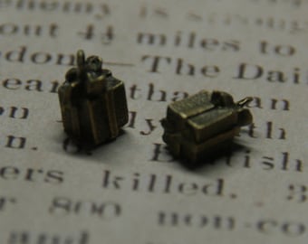 Bronze tone 3D gift charm 10mm