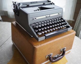 1949 Royal Quiet De Luxe Typewriter Working Cleaned Gray & Gorgeous!