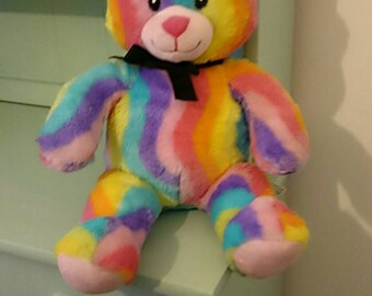 Discontinuadas canta canciones. Tiene un latido del corazón. Nueva construcción un osito de peluche de oso de peluche. Arco iris. HES o de ella tamaño raro para caber toda la ropa