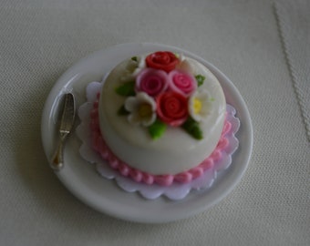 1:6 Fancy cake on plate