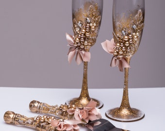 Personalized Wedding glasses and Cake Server Set cake cutter beach wedding toasting flutes gold wedding flutes and cake wedding set of 4