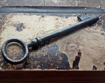 Large antique metal skeleton key 7.5", big vintage key, rustic home decor, antique huge key
