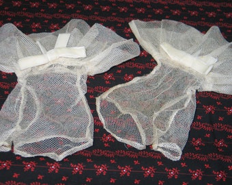 Vintage Off White Net Tulle Lace Fingerless Gloves~Wedding Bridal-Ruffled Wrist Length -Velvet Bow