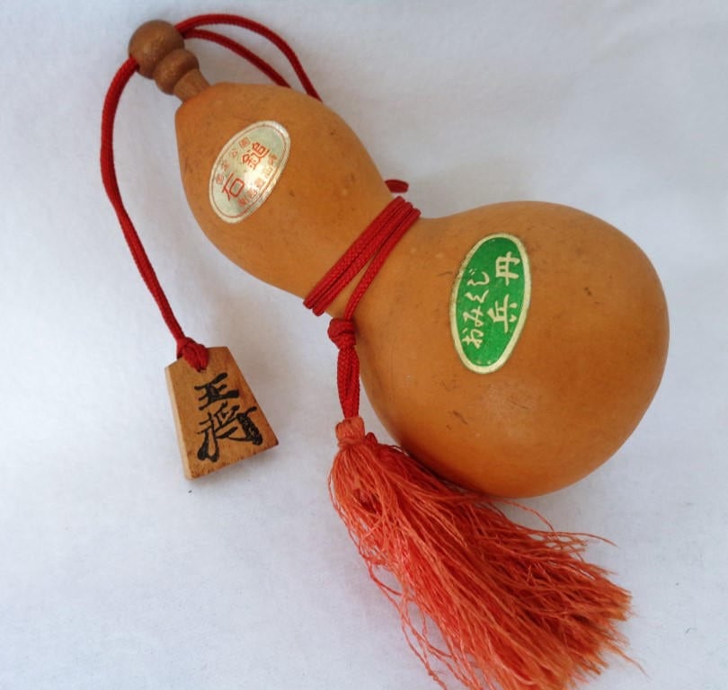 VJ303Gourd HyotanJapanese Calabash Sake Bottle with Tassels