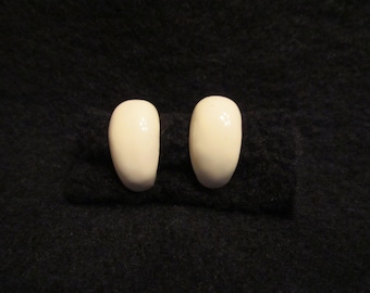 Vintage Nordstroms Earrings Creme White Lucite With Gold Tone Setting