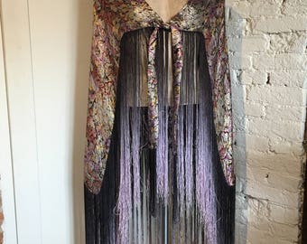 Einzigartige 1920er Jahre Reversible Lamé Schal Cape mit Ombre Fringe & Tie Befestigung