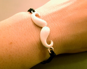 Bigote blanco pulsera: Ajustable blanco bigote rizado pulsera, joyería de bigote, bigote blanco, bigote encanto, opción de color
