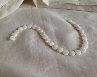 Round mother-of-pearl coin beads