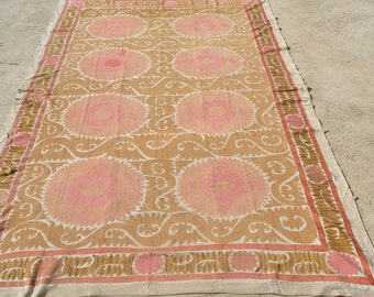 Exquisite old suzani, cream and soft pink Uzbek embroideries, Samarkand antique suzani / 82,7’’x 118’’ - 210 x 300 cm