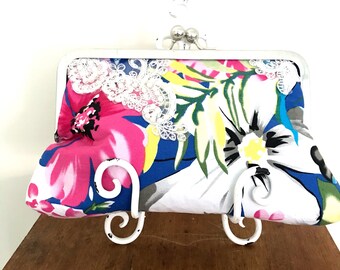 Pretty Kisslock Clutch Purse