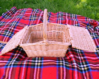 Vintage Wicker Picnic Basket