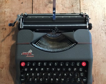 Working Empire Aristocrat typewriter with case