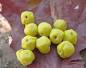 vintage! 20 beads mi-rondes and mi-carrees yellow mustard (about 6-8 mm)