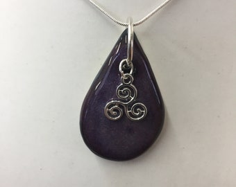Ceramic Pendant with silver coloured embellishment (NK125)