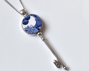 Simple Circle Key Broken Plate Pendant - Blue Willow - Recycled China