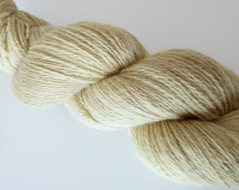 Natural dyed with goldenrod. 80:20 Shetland lamsbwool and British alpaca, woollen spun in Yorkshire and dyed with goldenrod shoots