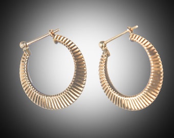 14k yellow gold hoop earrings ribbed decoration