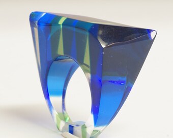 60S LUCITE RING, beautiful French blue, green and clear lucite ring, beautiful sculptural shape,stylish vintage ring - size P 1/2 - 7 3/4