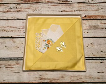 Handkerchief Embroidered with Flowers . Vintage Cotton Ladies Hankie . White Cotton Handkerchief Embroidered . Vintage Hankie .