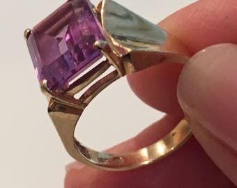 Beautiful 10k Yellow Gold Ring w/ Purple Gemstone