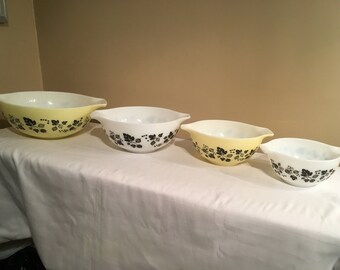 Set of 4 Cinderella Black and Yellow Gooseberries Mixing Bowls