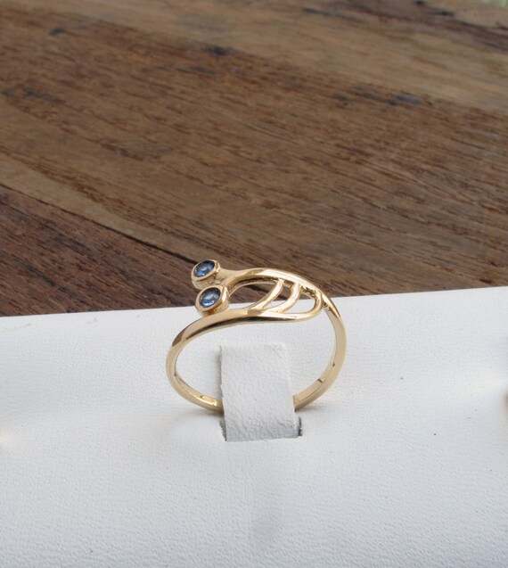 Snail ring with 2 Blue Zircons