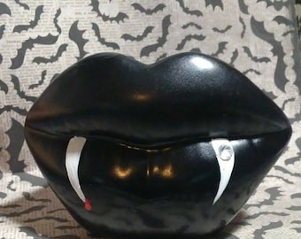 Vampire's kiss ceramic lips