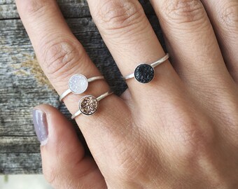 White druzy ring - gemstone ring - sterling silver ring - hammered ring band