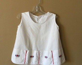 SALE Vintage 1960s Girls Size 12-18M Cobbler Apron, White Cotton Apron Front Pockets Flower Embroidery, b26" L16"
