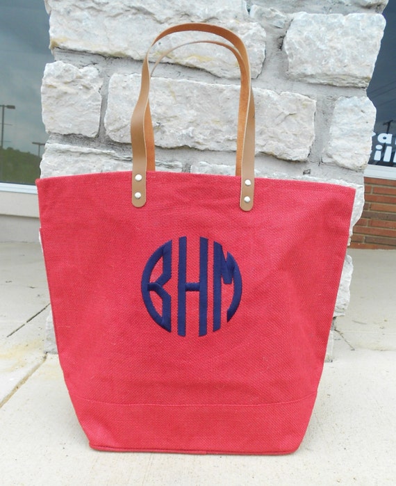 Monogrammed Red Jute Bag Font Shown NATURAL CIRCLE in Navy