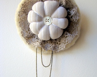 Shawl pin "Marguerite" felted wool and vintage fabric