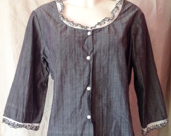 Blouse grey vintage, neckline and bottom sleeves lace, T 46.
