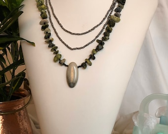 Pebble and pendant necklace set
