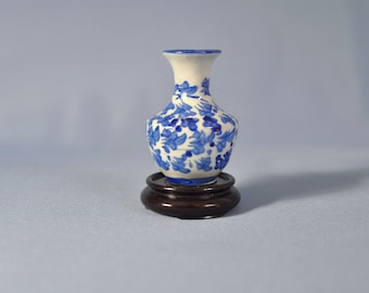 Fine Old Chinese hand painted blue and white porcelain mei ping vase DSC_00485