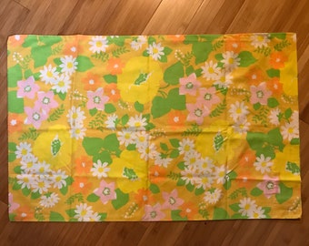 big flower pillow case 70s floral white yellow orange pink green boho hippie Marcia Brady 70s decor Wamsutta bedding boho hippie style