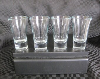 Vintage 4 shot glasses / Vintage 4 to be shot glasses