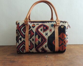 Large Boho Chic Shoulder Kilim Bag // 1970 Hippie Bag // Vintage Kilim Doctor Bag // Wool Turkish Kilim Carpet Bag // Vintage Carpet Bag