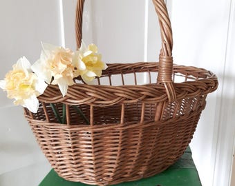 Superb vintage wicker shopping basket.
